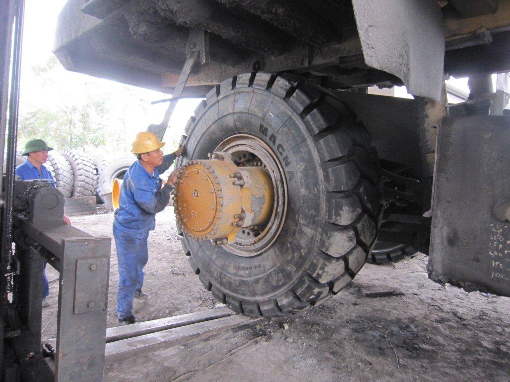 Multiple Diesel Tyre Fitters Mine Site experience Mackay-iMINCO.net Mining Information